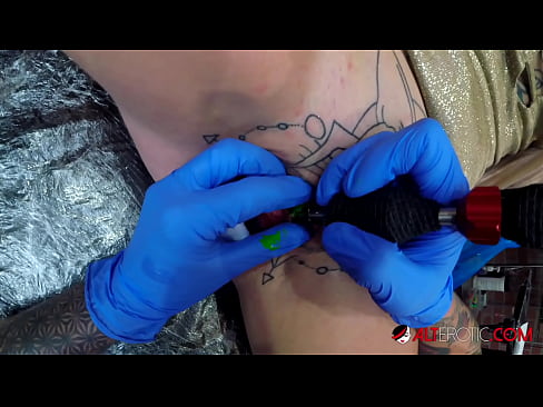 ❤️ tattooed ທີ່ສຸດ Hottie Sully Savage ໄດ້ຮັບ tattoo ສຸດ clitoris ຂອງນາງ ️❌ ໜັງໂປ້ພາສາລັດເຊຍ ຢູ່ພວກເຮົາ ❤